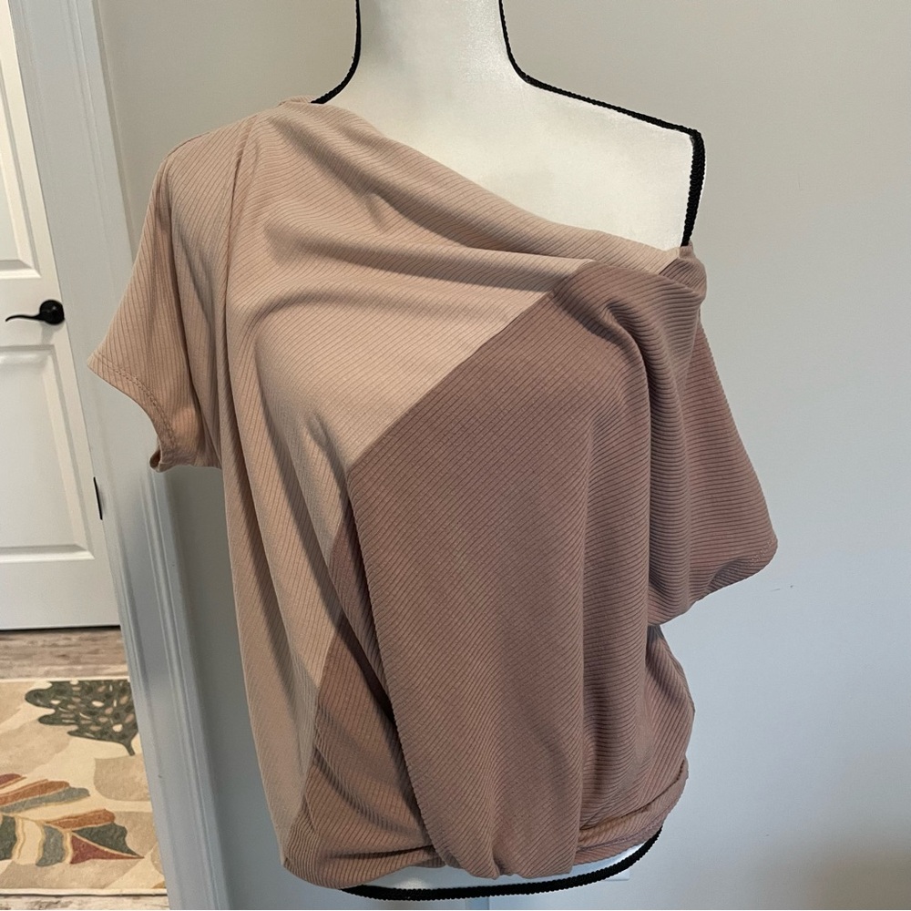 entro Two-Tone Off-Shoulder Short Sleeve Top in Light Taupe and Dusty Mauve